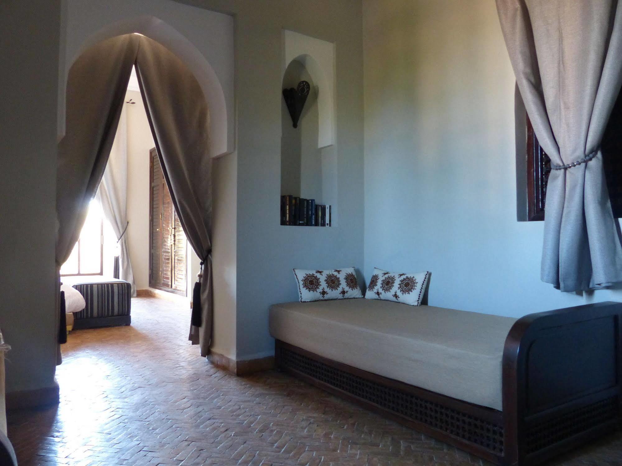 Le Cazar Hotel El Ain Екстериор снимка