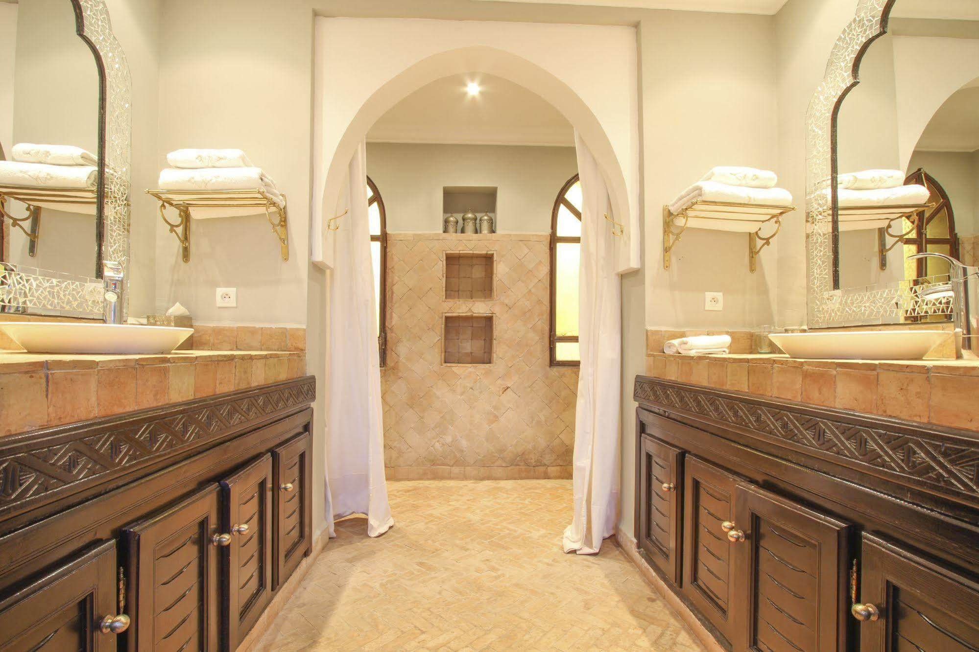 Le Cazar Hotel El Ain Екстериор снимка
